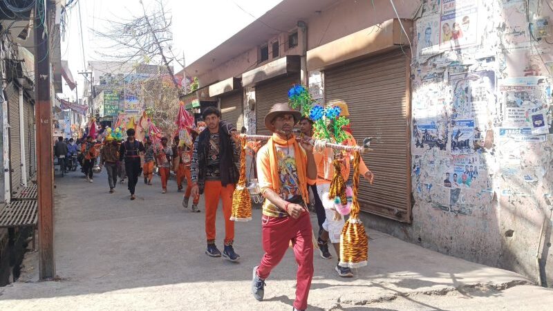 महाशिवरात्रि: गंगाजल भरकर काशीपुर पहुंच रहे कांवड़िये