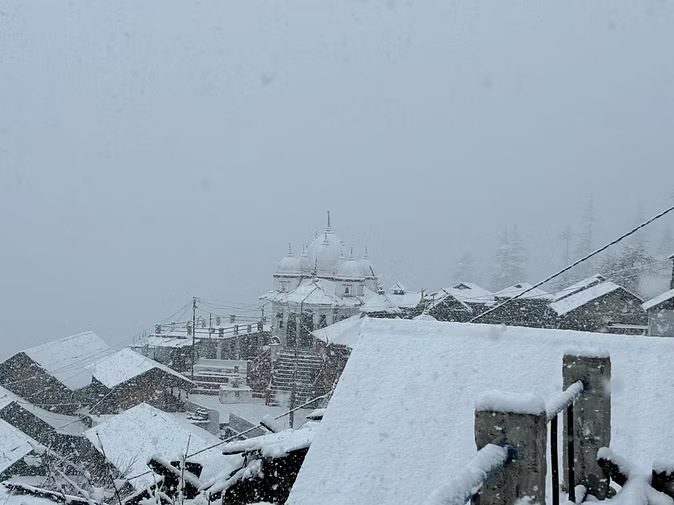 दोपहर बाद मौसम बदला,हर्षिल में हुई बर्फबारी