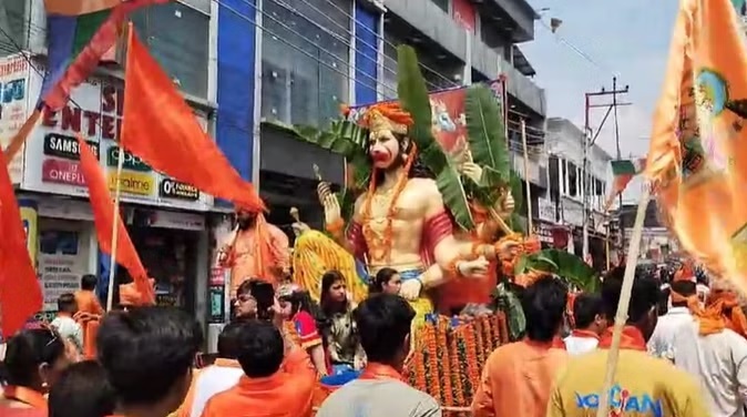 हनुमान जयंती पर निकाली गयी भव्य शोभायात्रा