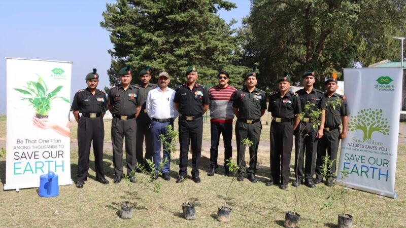 हरित यात्रा के तहत ब्रिगेडियर ने सैन्य अफसरों के साथ किया पौधा रोपण