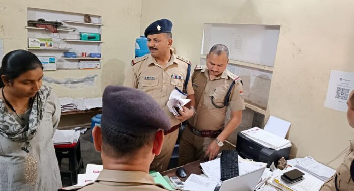 एआरटीओ कार्यालय के समीप पुलिस की छापेमारी, छह हिरासत में