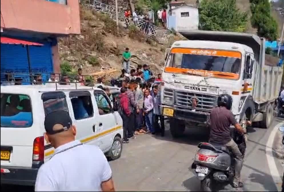 डंपर की चपेट में आकर बाइक सवार युवती की मौत