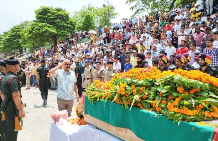 सैन्य सम्मान के साथ हुआ पांचों शहीदों का अंतिम संस्कार