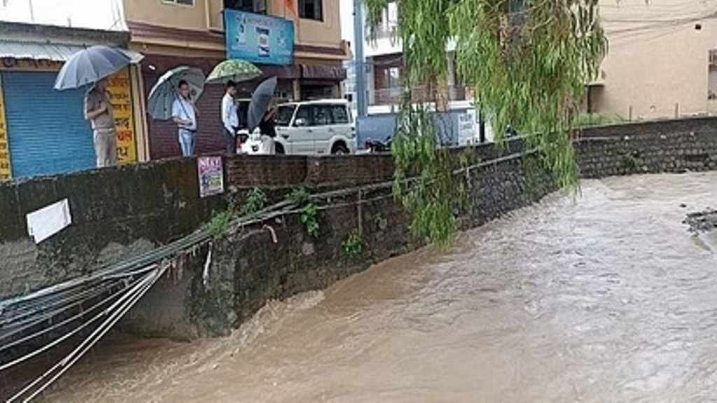 हल्द्वानी में भारी बारिश के चलते जगह-जगह जलभराव