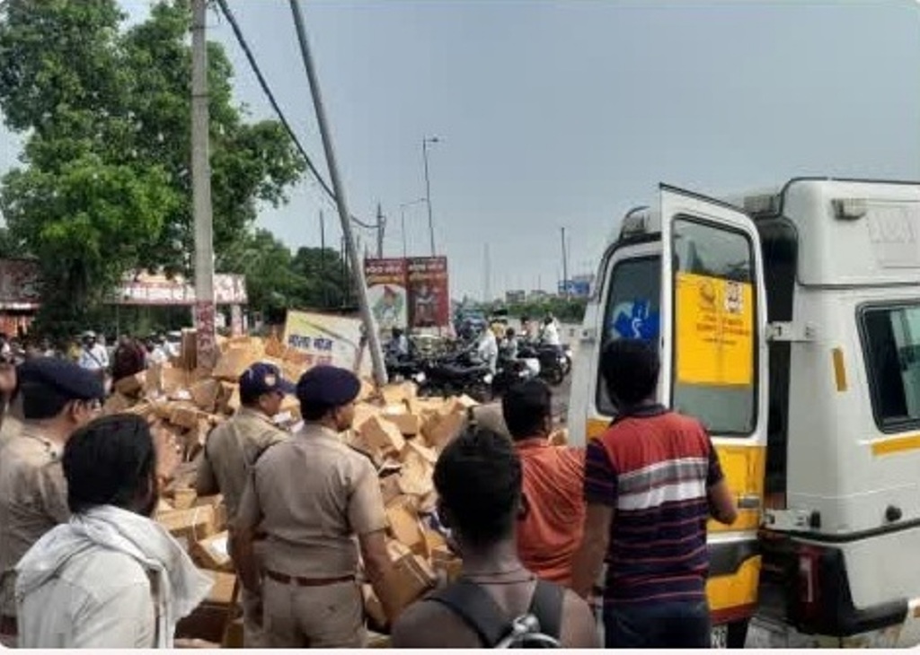 दो ट्रकों की भिडंत के बाद एक ट्रक पलटा,नीचे दबकर कांवड़िये की दर्दनाक मौत