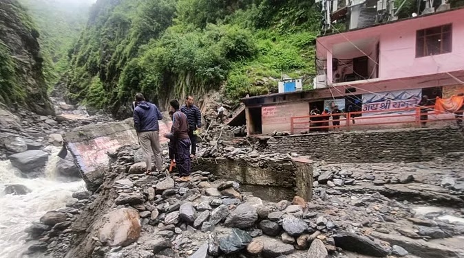 अतिवृष्टि से यमुनोत्री धाम में मंदिर परिसर को भारी नुकसान,कई आसपास के क्षेत्रांे को खाली कराया