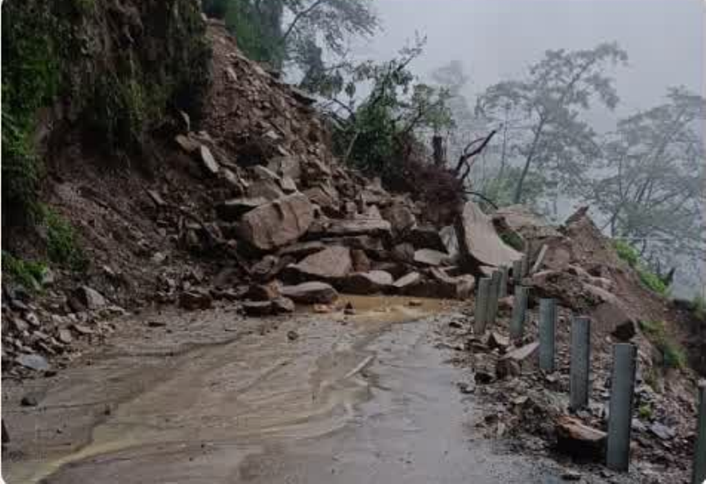 केदारनाथ हाईवे पर लगातार गिर रहा मलबा, भूधंसाव से खाट गांव खतरे की जद में