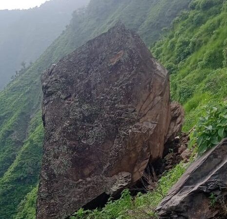 मंडराया खतराःअपनी जगह से खिसका भारी भरकम पत्थर