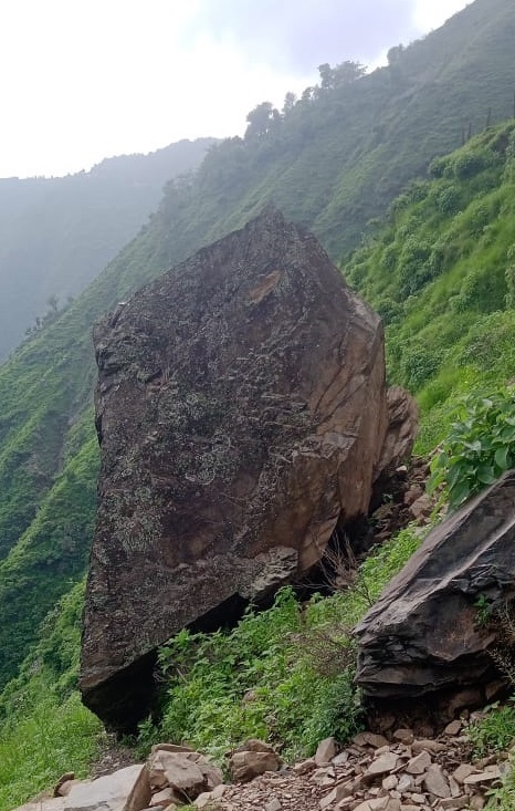 मंडराया खतराःअपनी जगह से खिसका भारी भरकम पत्थर