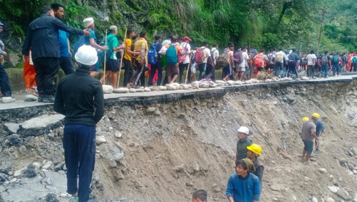 छोटी गाड़ियों के लिए खुला गौरीकुंड हाईवे, 2500 लोगों का सुरक्षित रेस्क्यू