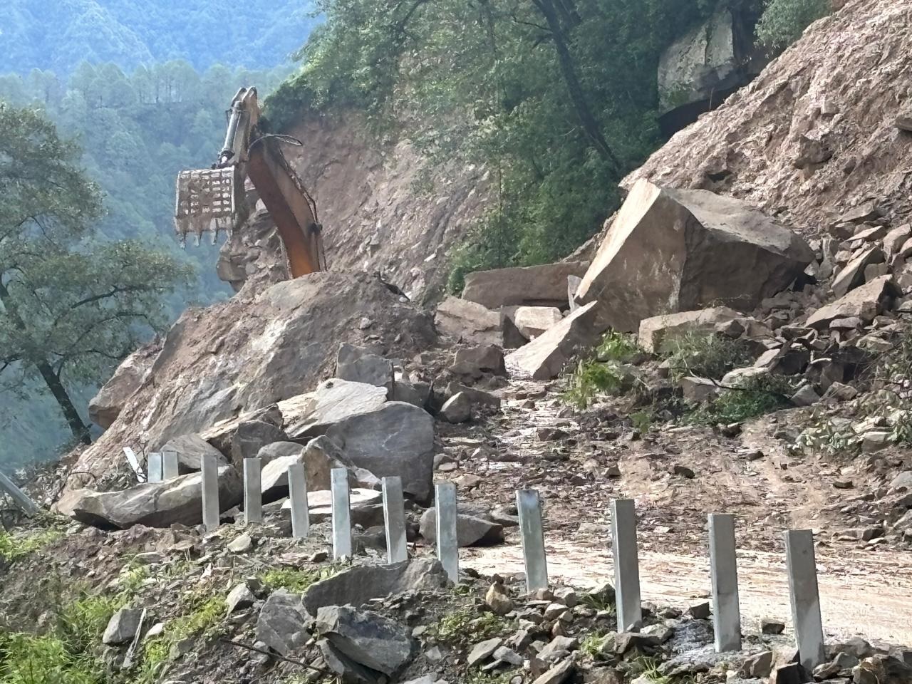 डोलिया देवी के पास भूस्खलन जारी