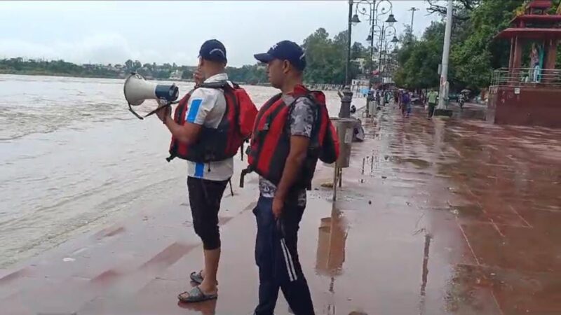 अलर्ट: वार्निंग लेबल से ऊपर बह रही गंगा,अलर्ट शुरू…