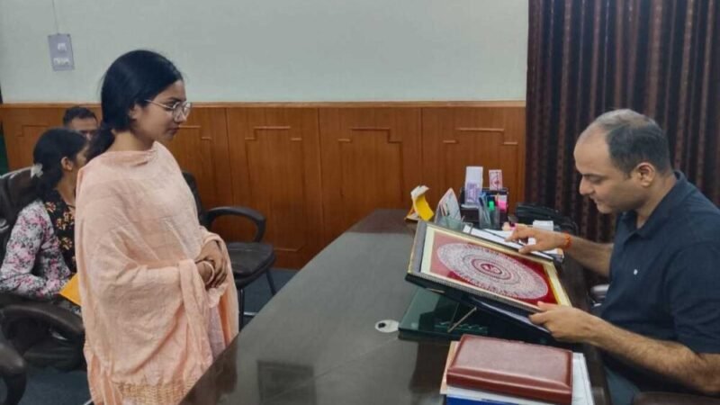 चंपावत के युवा प्रतिभाओं को मंच दे रहे जिलाधिकारी, कर रहे हैं मार्गदर्शन