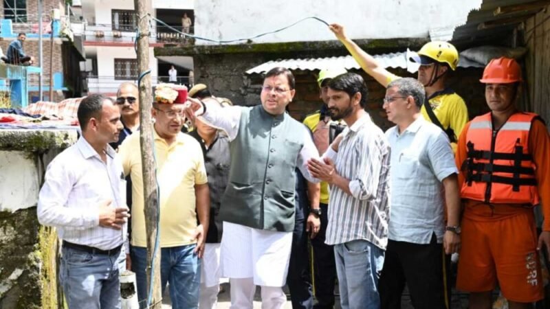 स्यानाचट्टी आपदा: सीएम ने प्रभावितों से मिल कर सुनी समस्याएं, हर संभव सहायता का आश्वाशन