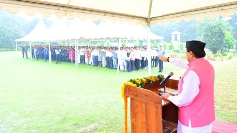 मुख्यमंत्री धामी ने 79 वें स्वतंत्रता दिवस पर मुख्यमंत्री आवास में ध्वजारोहण किया