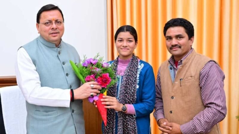 मुख्यमंत्री धामी से गैरसैंण (भराड़ीसैंण) में मुख्यमंत्री आदर्श ग्राम सारकोट की ग्राम प्रधान प्रियंका नेगी ने भेंट की