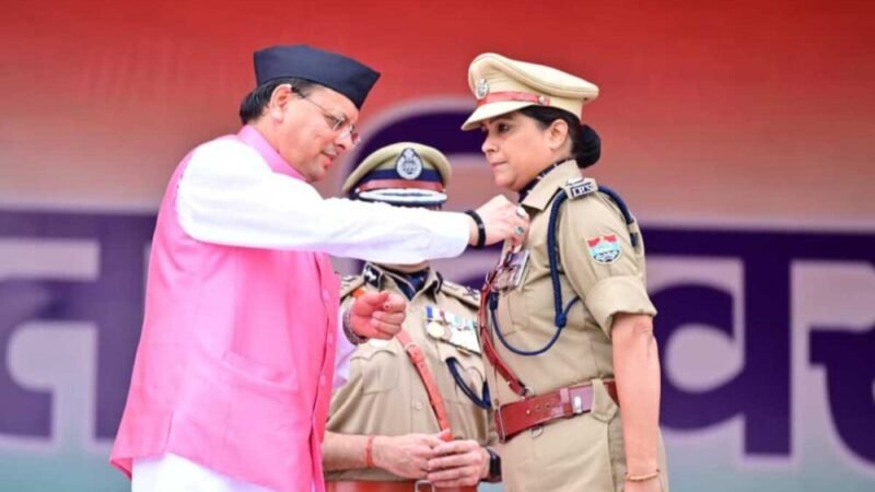 मुख्यमंत्री पुष्कर सिंह धामी ने परेड ग्राउंड में राज्य के मुख्य कार्यक्रम में ध्वजारोहण किया