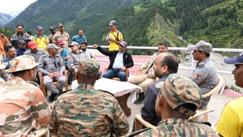 जिलाधिकारी प्रशांत आर्य ने आपदा प्रभावित क्षेत्र धराली का भ्रमण किया