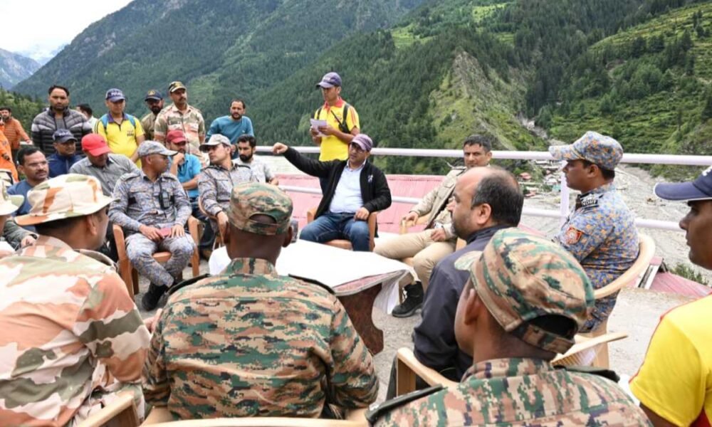 जिलाधिकारी प्रशांत आर्य ने आपदा प्रभावित क्षेत्र धराली का भ्रमण किया