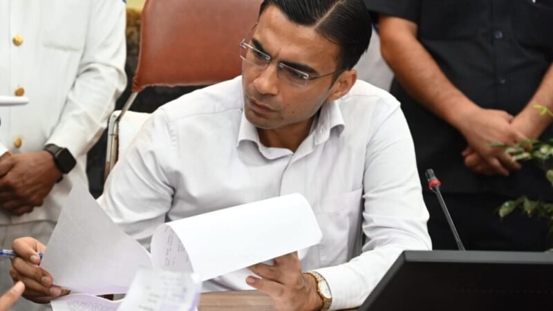 बैंक ऋण बीमा धोखाधड़ी करने वाले बैंको को पर जिला प्रशासन का प्रहार जारी