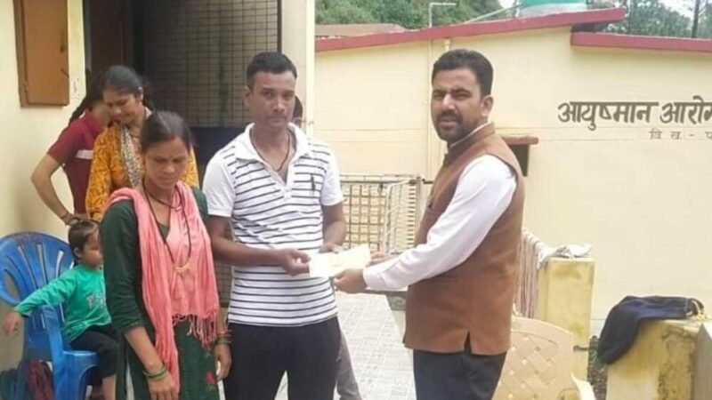 सीएम घोषणा के अनुरूप प्रभावित क्षेत्रों में वितरित किये राहत राशि के चेक