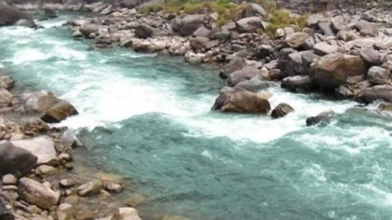 गंगा में बह रही पत्नी को बचाने के लिए पति कूदा, दोनों लापता