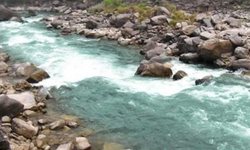 गंगा में बह रही पत्नी को बचाने के लिए पति कूदा, दोनों लापता