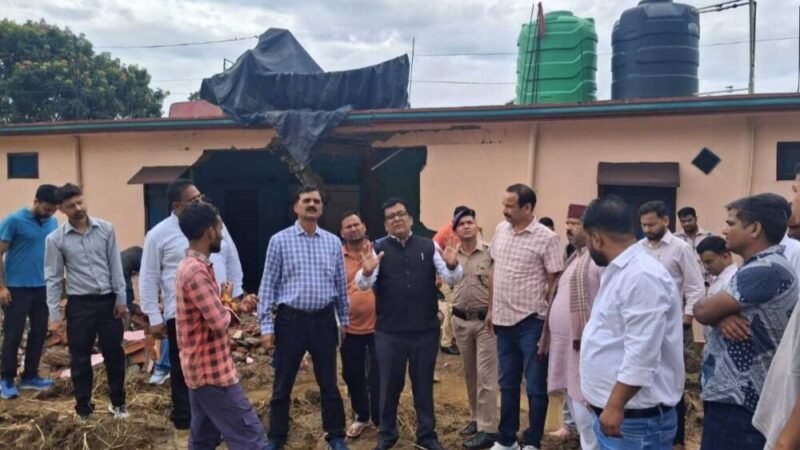 देवत गांव में पत्थर गिरने की घटना के बाद जिलाधिकारी का स्थलीय निरीक्षण, प्रभावित ग्रामीणों के पुनर्वास की व्यवस्था