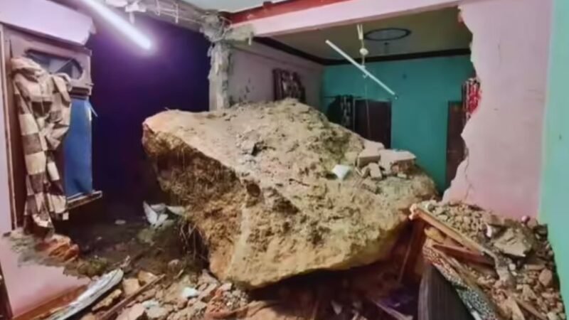 पिथौरागढ़ पिथौरागढ़ में पहाड़ से गिरा पत्थर, मकान की दीवार तोड़कर घुसा, बच्चे की मौत, चार घायलमें पहाड़ से गिरा पत्थर, मकान की दीवार तोड़कर घुसा, बच्चे की मौत, चार घायल