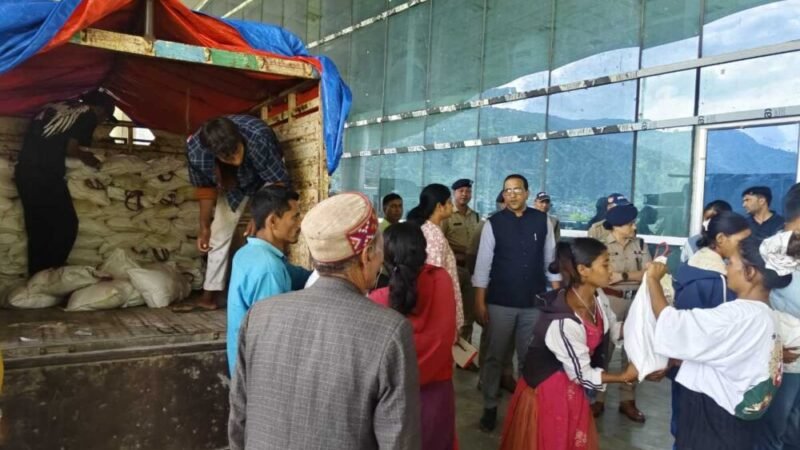 आपदा प्रभावित क्षेत्रों में राहत कार्य लगातार जारी, जिलाधिकारी ने लिया जायजा