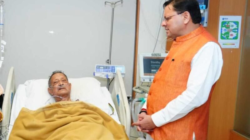 मुख्यमंत्री पुष्कर सिंह धामी ने मैक्स हॉस्पिटल में जाकर पूर्व मुख्यमंत्री भुवन चंद्र खंडूरी के स्वास्थ्य का हालचाल जाना