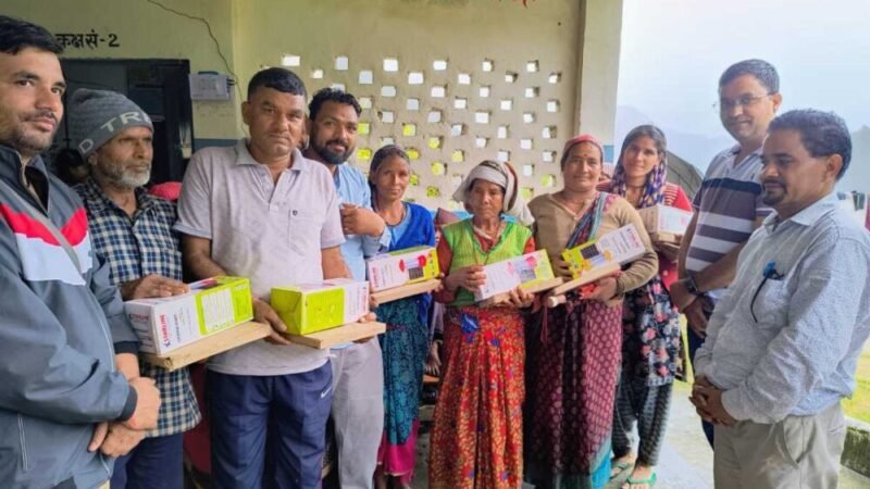 तालजामण में आपदा प्रभावित परिवारों को UREDA द्वारा सोलर लालटेन वितरित