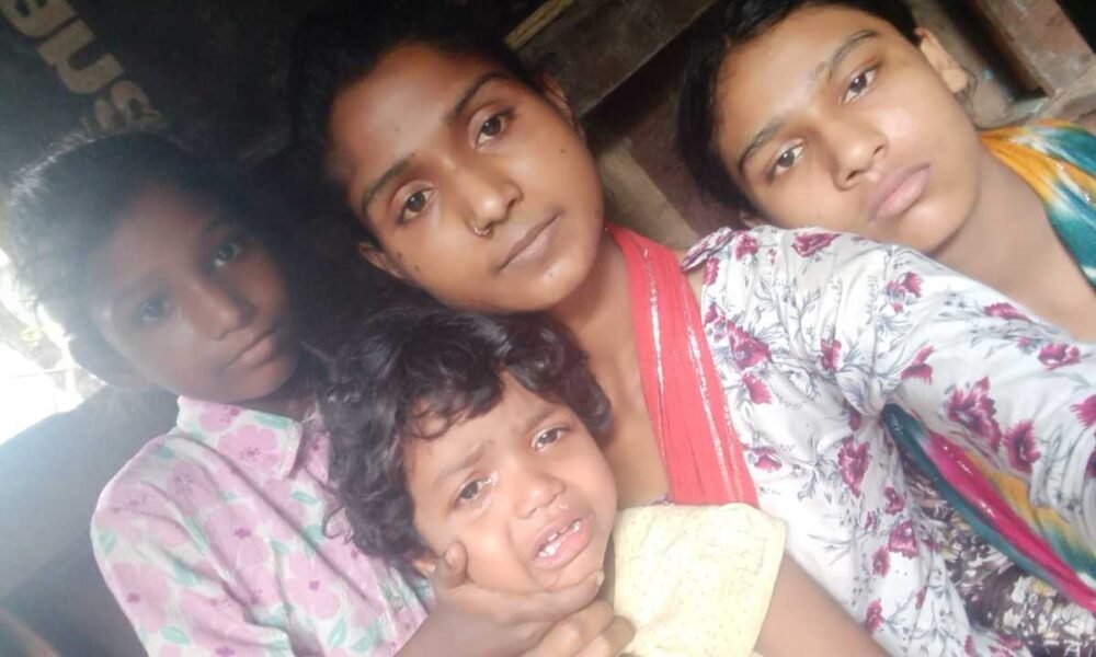 बिन मां की 04 निर्धन बेटियां; जो आज तक नही गई स्कूल; डीएम ने कराया दाखिला