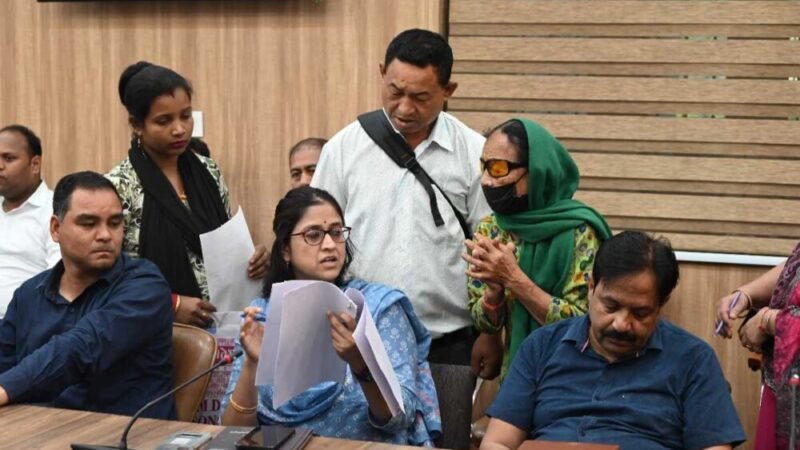 क्लेक्ट्रेट में सोमवार को लगा जनता दरबार, सुनी 125 लोगों की समस्याएं