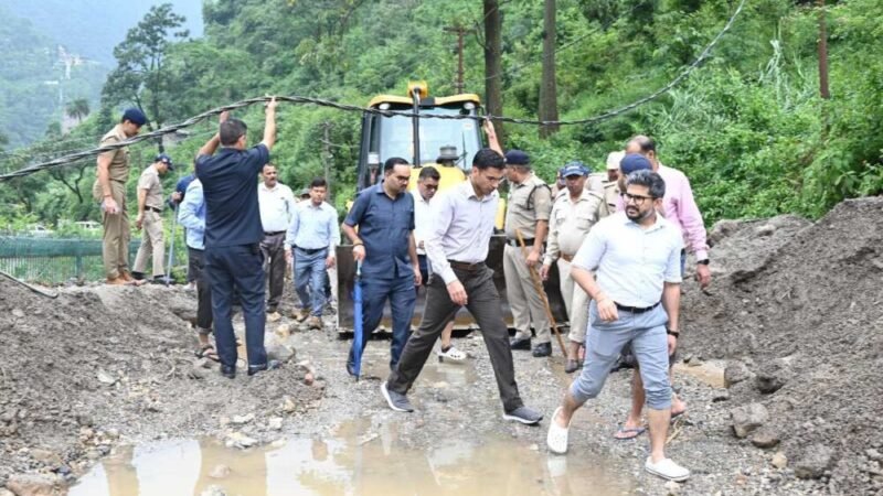 आपदा पीडितों से मिले डीएम, हर संभव मदद का दिया भरोसा, प्रभावित लोगों के साथ प्रशासन हरदम खड़ा