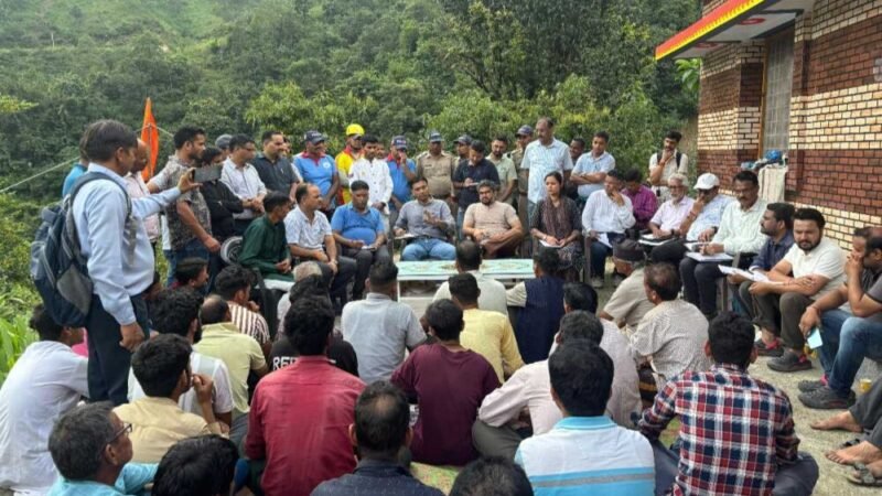 ढाई घंटे का पैदल सफर कर फुलेत पंहुचकर डीएम ने सुनी जनता की समस्याएं