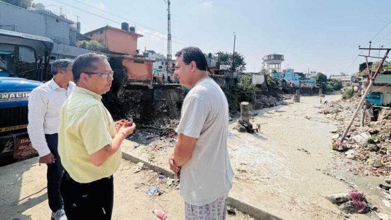 डीएम के निर्देश पर प्रभावितों के द्वार-द्वार दौड़ रहे प्रशासन के अधिकारी; प्रभावितों  का जान  रहे  हाल