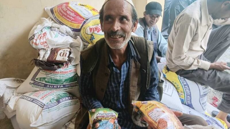 आपदाग्रस्त क्षेत्रों में जिला प्रशासन ने प्रभावित लोगों को वितरित किए 1220 फूड पैकेट