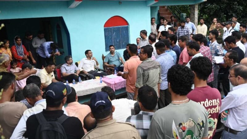 जिलाधिकारी सविन बंसल ने बुधवार को आपदा प्रभावित दूरस्थ किमाडी-कंडरियाणा गांव का दौरा कर प्रभावितों की समस्या सुनी