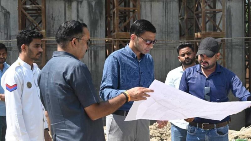 ओवरब्रिज कार्यों की धीमी गति पर डीएम नाराज; कार्यदायी संस्था को फटकार