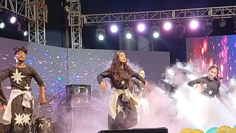 बॉलीवुड सिंगर इशिका सहगल के मधुर गानो से सराबोर हुआ जीआरडी कॉलेज का प्रागंण