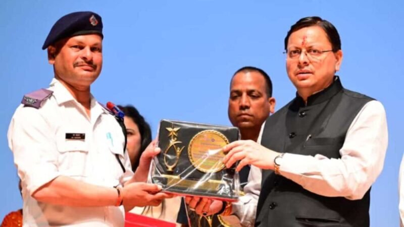 मुख्यमंत्री पुष्कर सिंह धामी में आपदा में सहयोग वाले कर्मियों को सम्मानित किया