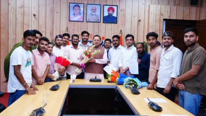 मुख्यमंत्री धामी से उत्तराखंड बेरोजगार संघ के प्रतिनिधियों ने की भेंट