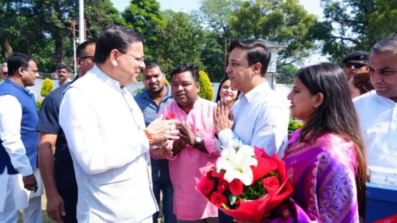 CM धामी ने प्रदेश के विभिन्न क्षेत्रों से आए लोगों ने भेंट कर उन्हें दीपावली की शुभकामनाएं दीं