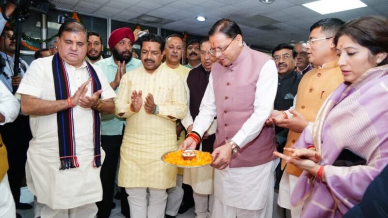 मुख्यमंत्री पुष्कर सिंह धामी भाजपा प्रदेश कार्यालय देहरादून में आयोजित दीपावली मिलन समारोह में हुए शामिल