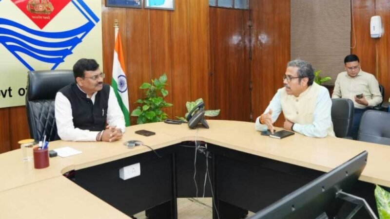 मुख्य सचिव आनन्द बर्द्धन ने बुधवार को सचिवालय में कौशल विकास एवं सेवायोजन विभाग की समीक्षा की