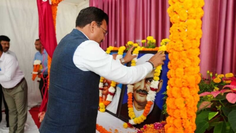 मुख्य सचिव ने राष्ट्रपिता महात्मा गांधी और पूर्व प्रधानमंत्री की जयंती पर भावपूर्ण स्मरण किया