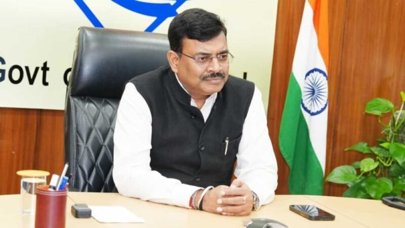 मुख्य सचिव आनंद बर्द्धन ने प्रदेश में झुग्गी बस्तियों के पुनर्विकास से सम्बंधित बैठक ली