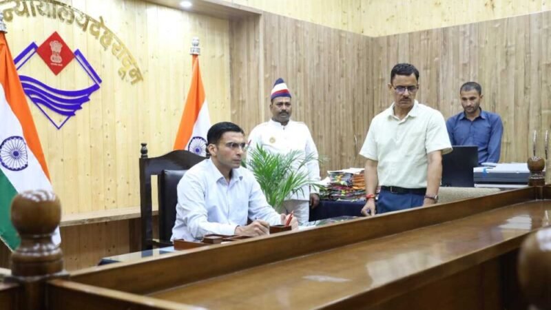 70 वर्षीय बुजुर्गों से अपने तीन नौनिहालों वाले बेटे बहु को बेदखल न करने का डीएम ने किया आग्रह