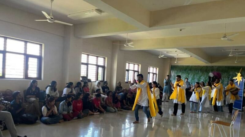 थिएटर विभाग द्वारा सूचना का अधिकार अधिनियम पर नुक्कड़ नाटक का आयोजन